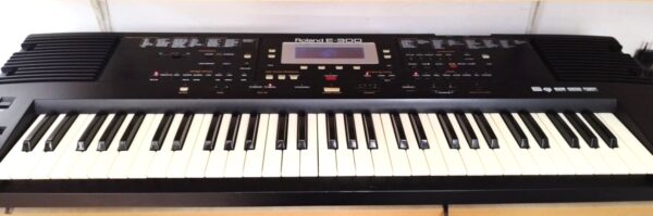 Süntesaator Roland E300